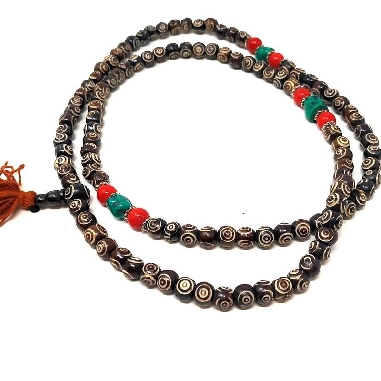 Japamala de hueso oscuro grabado con piedras