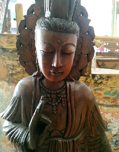 Guan Yin de madera 100 cms. 2