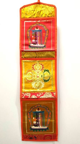 Bordado colgante con bolsillos "Signos" 73 x 20 cms. Bordado colgante con bolsillos "Signos" 73 x 20 cms.