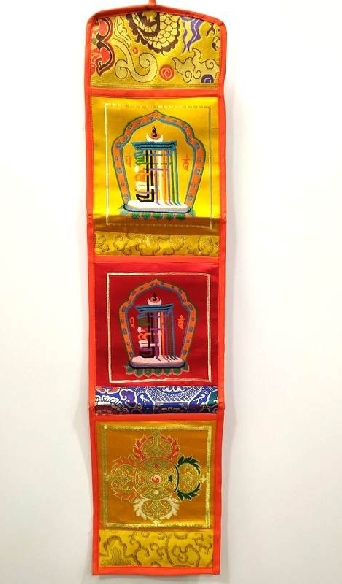 Bordado colgante con bolsillos "Signos" 73 x 20 cms. Bordado colgante con bolsillos "Signos" 73 x 20 cms.