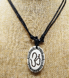 Colgante de hueso "Om" colghu59 (3 unidades)