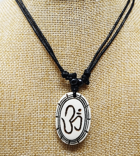 Colgante de hueso "Om" colghu59 (3 unidades)