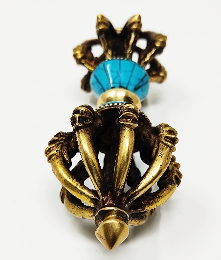 Dorje de metal con pedrería