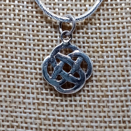 Colgante de plata "Nudo infinito" redondo