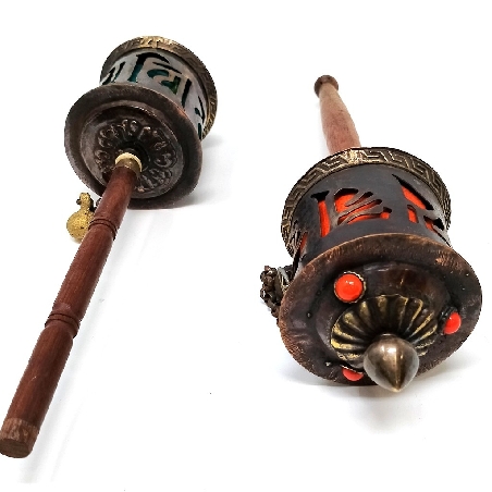 Rueda de oración oscura calada