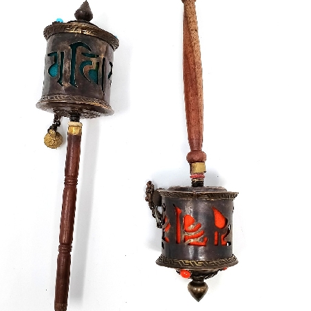 Rueda de oración oscura calada