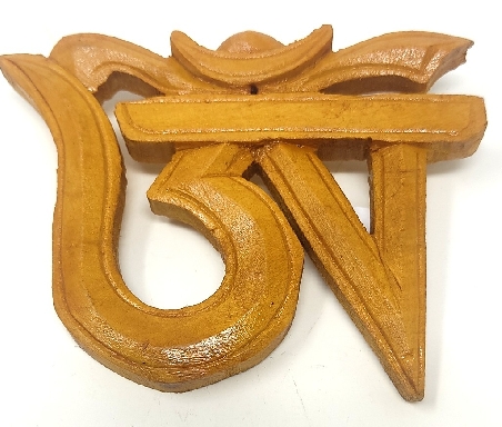 Om tibetano de madera 11 cms.
