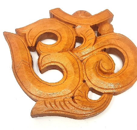 Om sánscrito madera 23 cms.