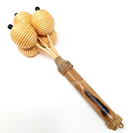 Maraca racimo ratán