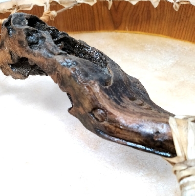 Tambor chamánico mango tallado 50 cms.