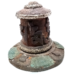 Rueda de oración de madera antigua