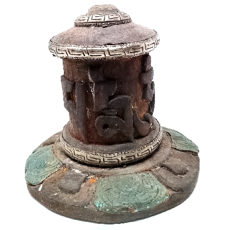 Rueda de oración de madera antigua