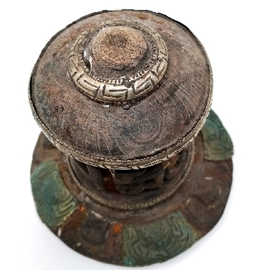 Rueda de oración de madera antigua