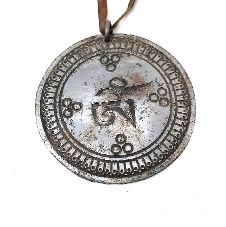 Medallón metal símbolo Om