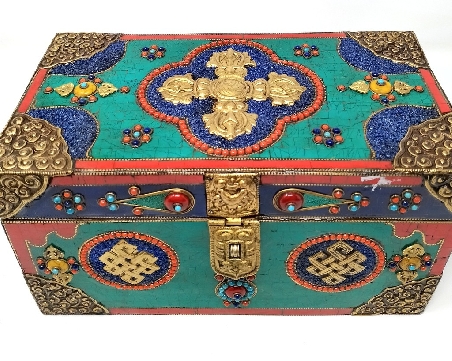 Baulete de madera y pedrería