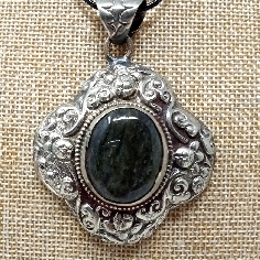 Medallón tibetano Ojo de Halcón colgmet255