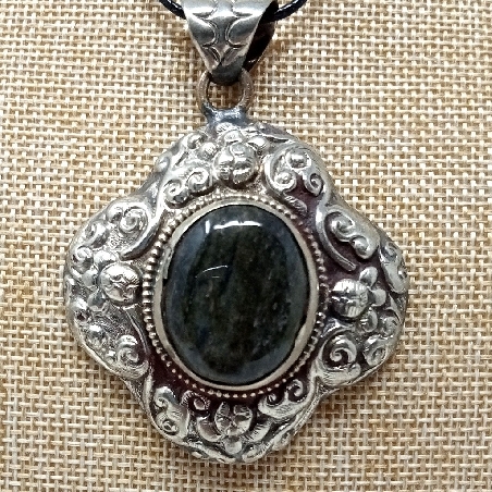 Medallón tibetano Ojo de Halcón colgmet255