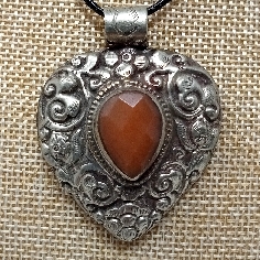 Medallón tibetano Cornalina facetada colgmet258