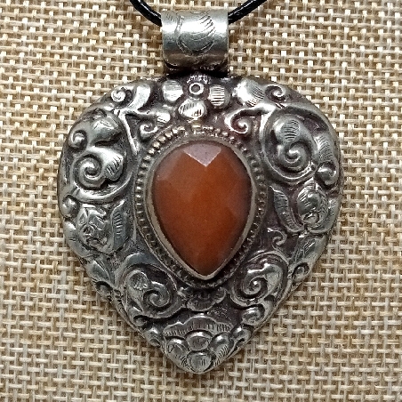 Medallón tibetano Cornalina facetada colgmet258