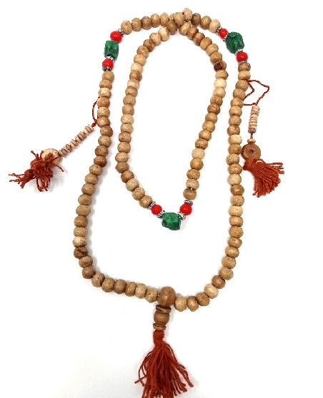 Mala hueso envejecido con piedras