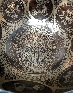 Cuenco símbolos láser 28 cms. 2