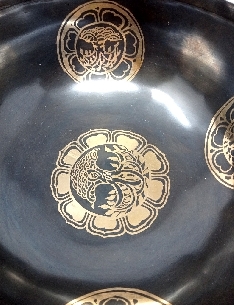 Cuenco "Om" oscuro 14-15 cms. 500-600 grs. 2