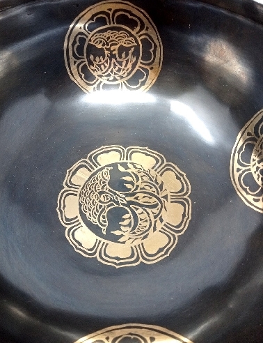 Cuenco "Om" oscuro 14-15 cms. 500-600 grs.