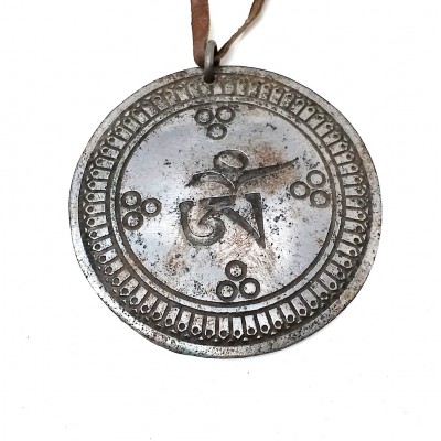 Medallón metal símbolo Om