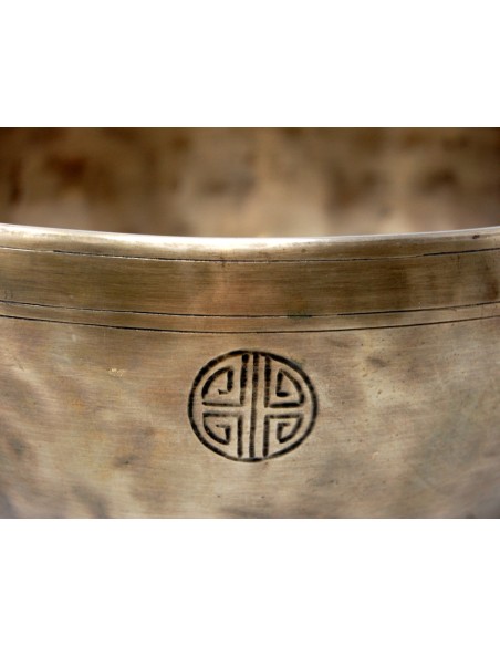Cuenco Full Moon grabado con "Sukhasiddhi". 24 cm. 1,560 Kg.