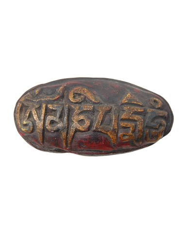 "Om mane" grabado en piedra