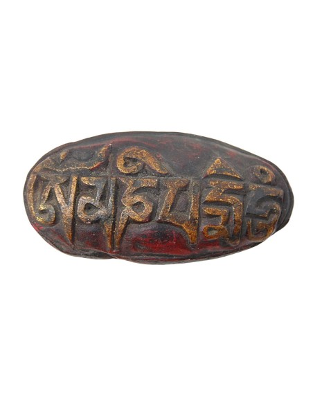 "Om mane" grabado en piedra