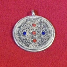 Colgante metal filigrana plano mediano