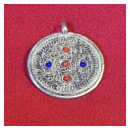 Colgante metal filigrana plano mediano